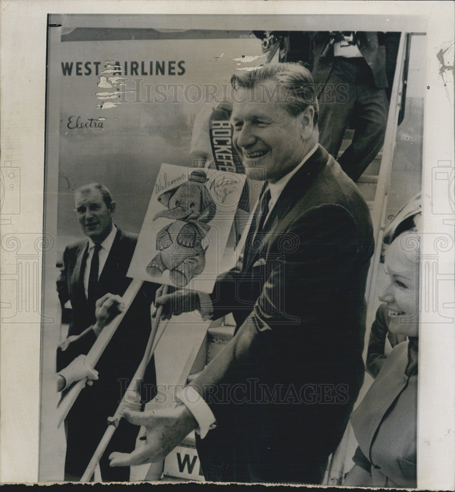 1964 Press Photo Governor Nelson Rockefeller Plane Card Campaign Tour - Historic Images