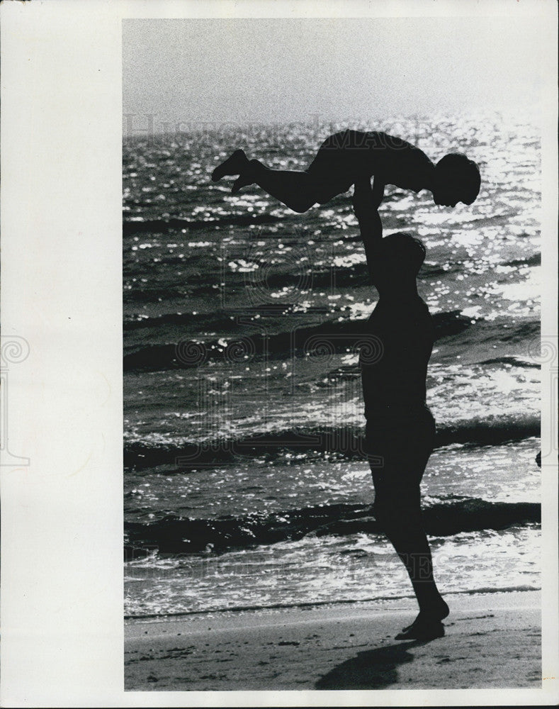 1970 Press Photo Father and Son on Beach - Historic Images