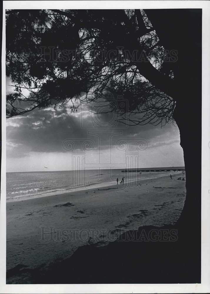 1974 Press Photo Relaxing Beach Scene With Sun Peeking Through Clouds-St Peters - Historic Images