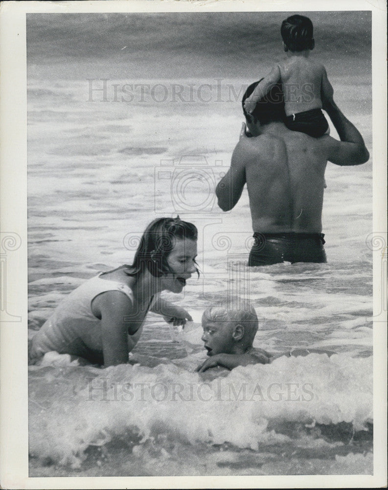 1969 Press Photo Mom/Dad/Babies Play In Surf In St Petersburg - Historic Images