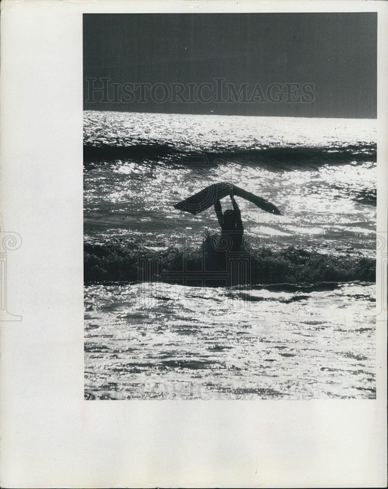 1969 Press Photo A Boy With Inflatable Raft And Churning Ocean Water In Florida - Historic Images