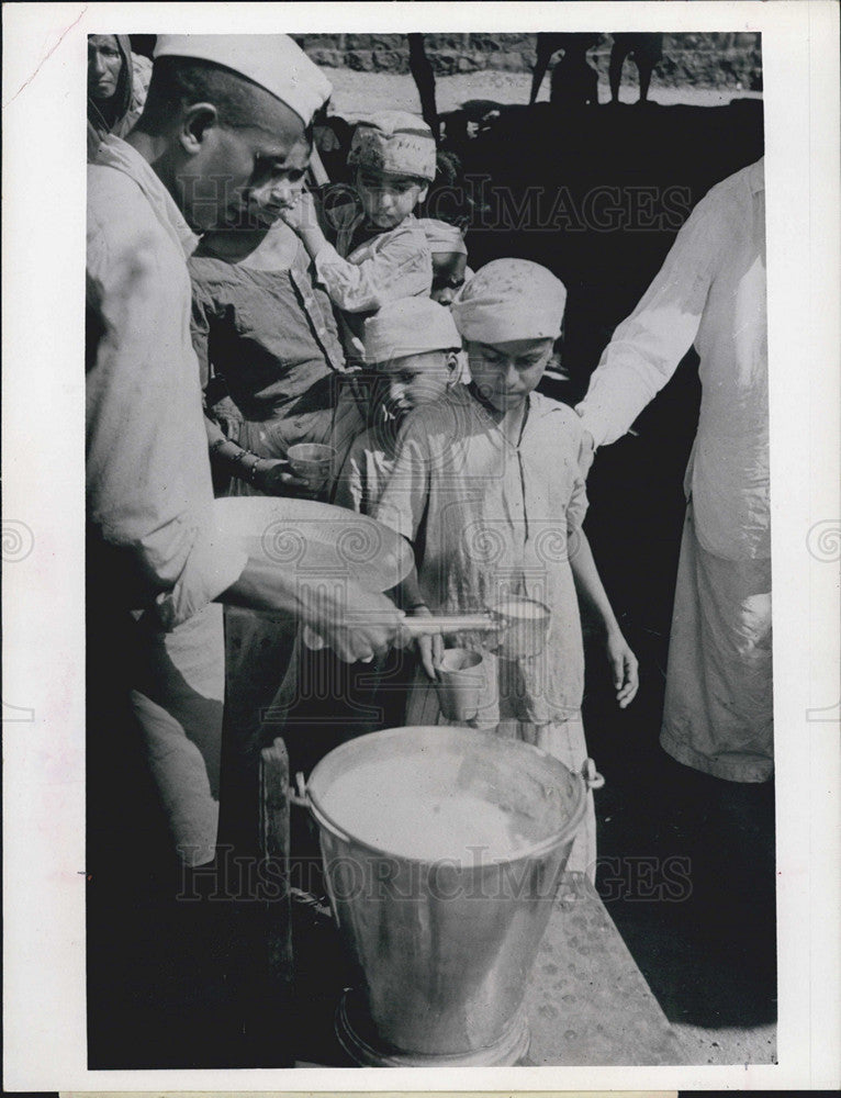 1966 Press Photo Indian Children Get Rations From Harvest of Mercy - Historic Images