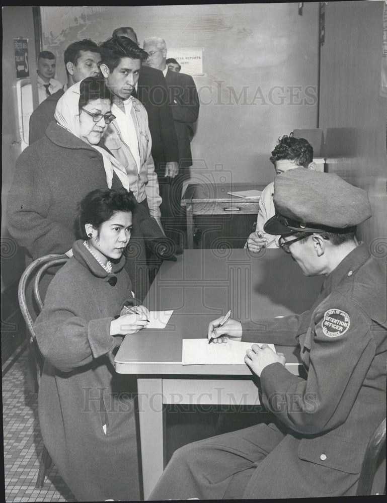 1956 Press Photo Immigration Naturalization Act Aliens Register Rosa Dumo Cala - Historic Images