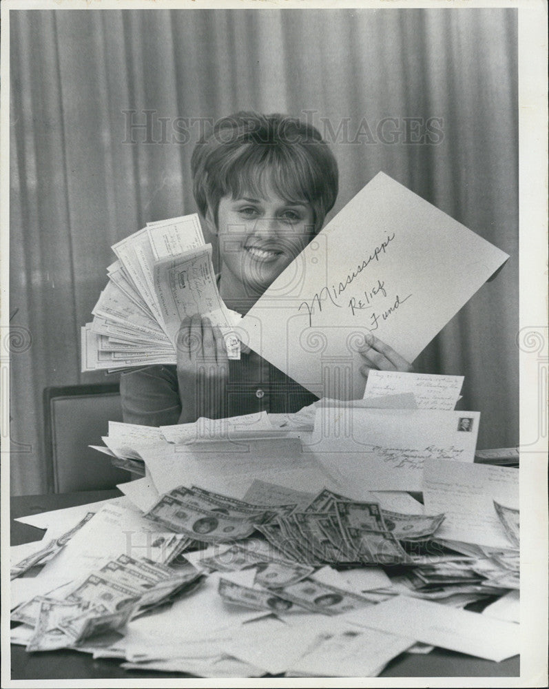 1969 Press Photo Ann Ellis Teller First Commercial Bank Cash Mississippi Relief - Historic Images