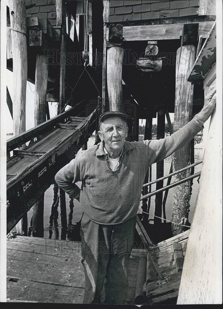 1974 Press Photo Ernest Maloney Port Clyde Fisherman Maine New England Lobster - Historic Images