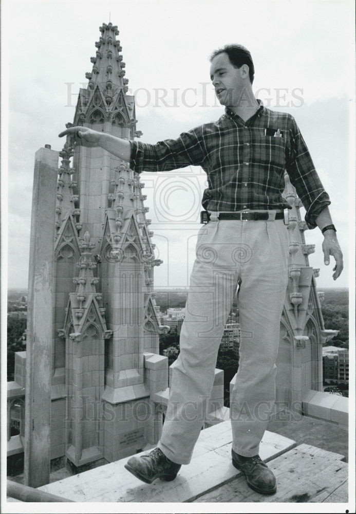 1990 Press Photo Joe Alonso Stone Mason Washington National Cathedral Last Piece - Historic Images