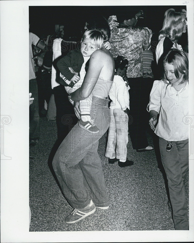 1979 Press Photo Boy Street Dance Mother Pier Place St. Petersburg Marion - Historic Images