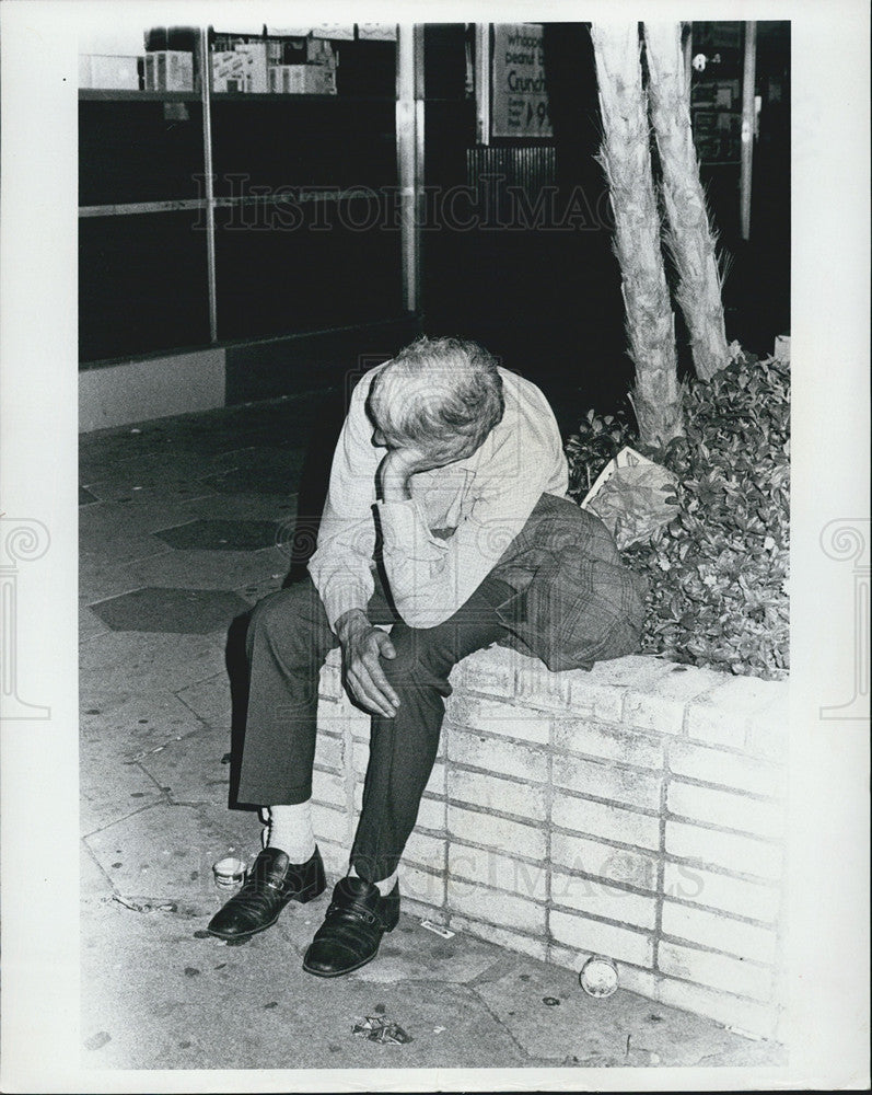 1976 Press Photo Man St. Petersburg Downtown Sitting - Historic Images