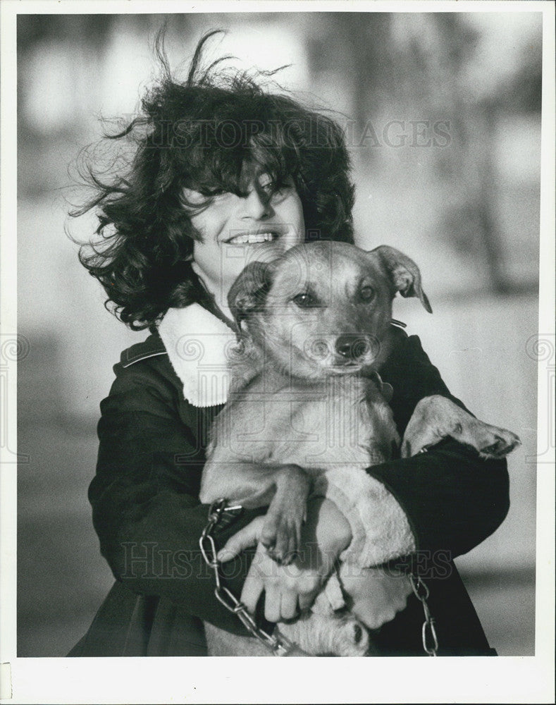 1986 Press Photo Woman Christina Schell Dog Walking Cold Weather The Pier - Historic Images