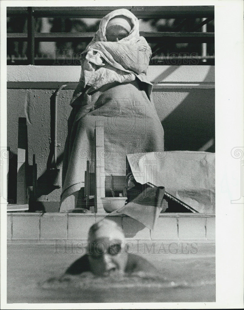 1985 Press Photo Lifeguard Lynn Russ North Shore Pool St. Petersburg Cold - Historic Images