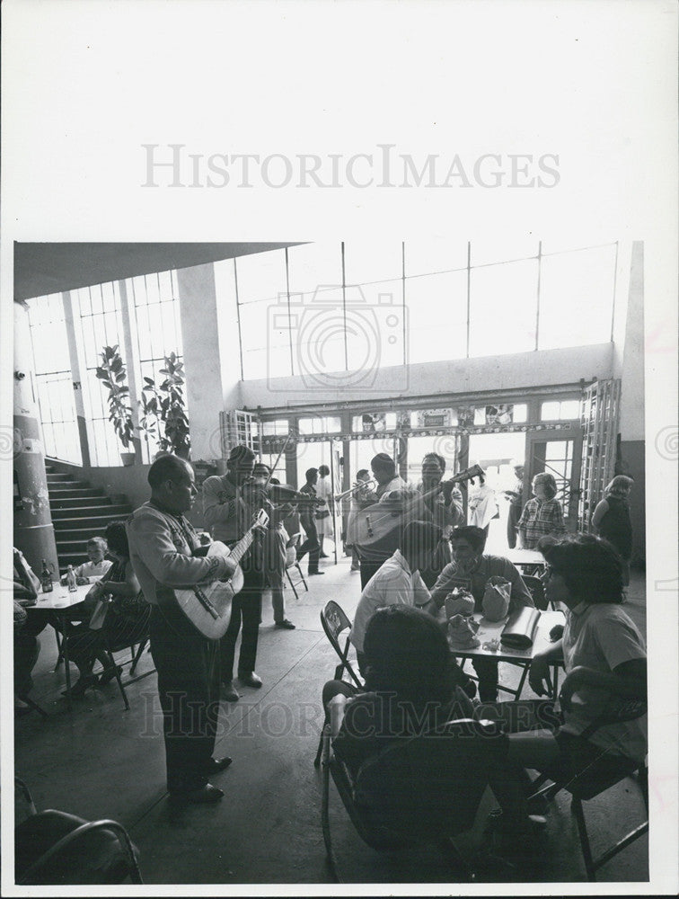 1966 Press Photo Singers Marketplace Juarez Mexico Guitars - Historic Images