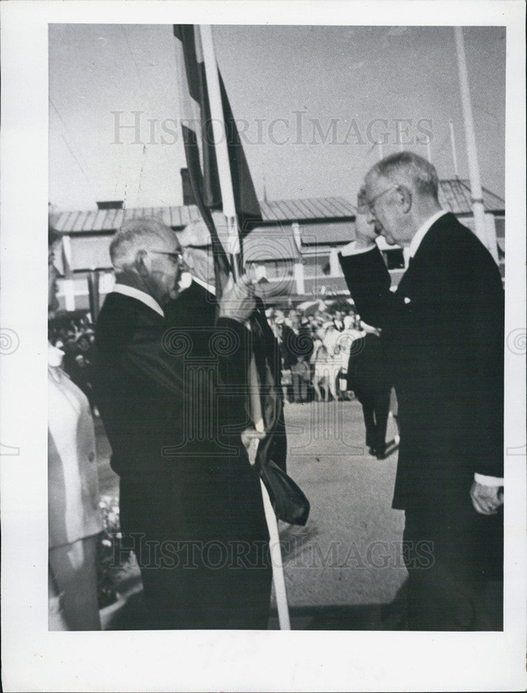 1968 Press Photo R. T Johnson recieves swedish flag. - Historic Images