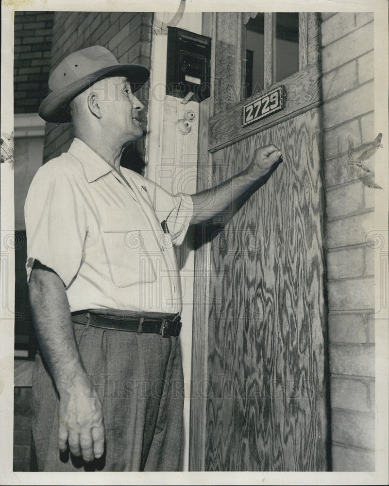 1950 Press Photo Joe Podzamsky Retired Worker Civil Defense Neighbors - Historic Images