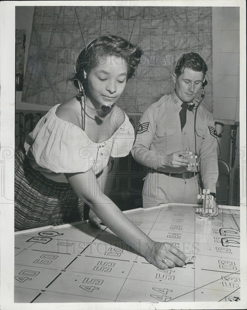 1953 Press Photo Debra Petitan Plotter Sgt. Carl Nassin Ground Observatory - Historic Images