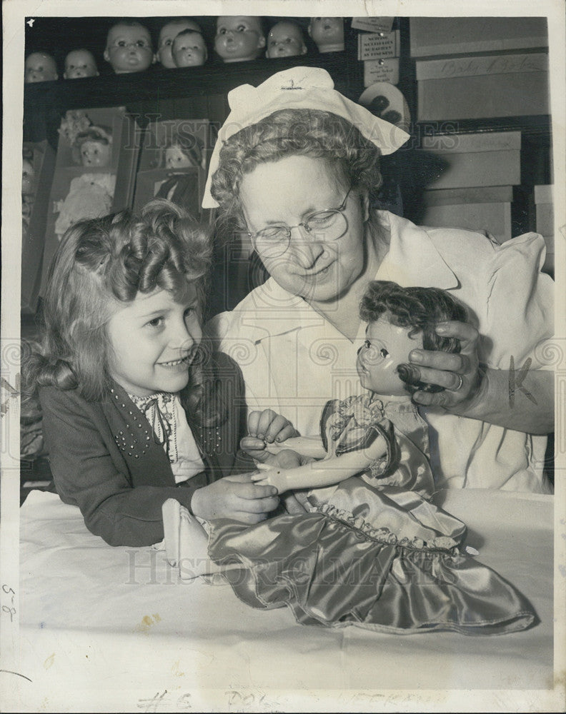 1946 Press Photo Georgette Kaye Clutches Doll As Francis Butzke - Historic Images