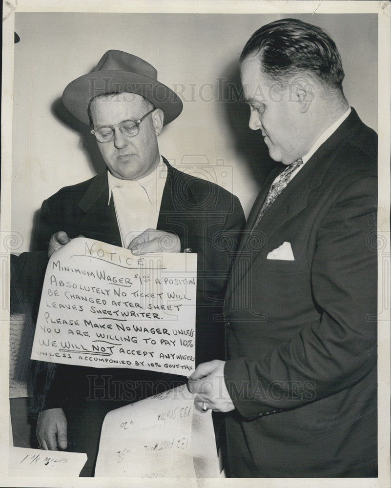 1952 Press Photo officers John Hastings Tim Allman Montose Hotel Raid bookie - Historic Images