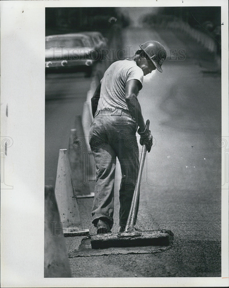 1976 Press Photo George Butler smooths off pavement edges on Ninth Avenue. - Historic Images