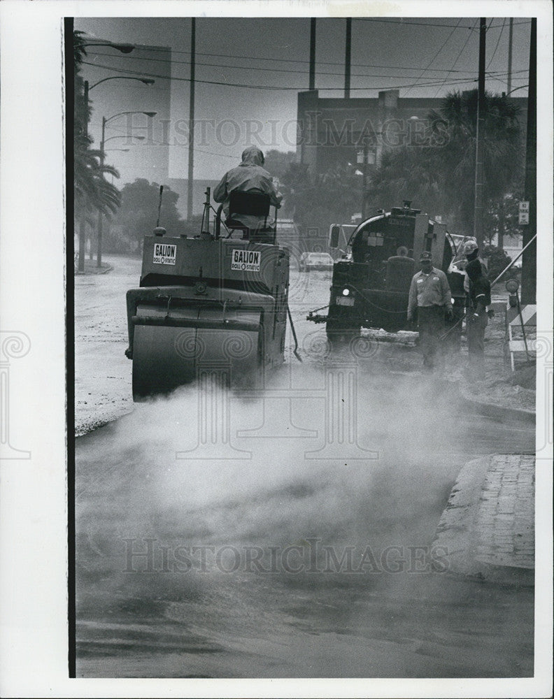 1980 Press Photo Paving in the rain in St. Petersburg. - Historic Images