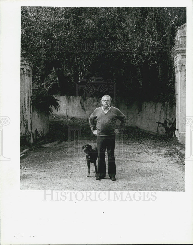 1986 Press Photo Jungle neighborhood St Petersburg. Jim and dog at his entrance. - Historic Images