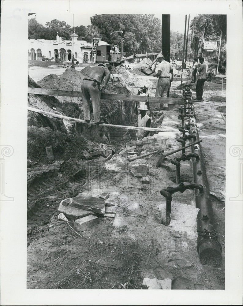 1964 Press Photo Workmen install sewer lines on Park Street North. - Historic Images