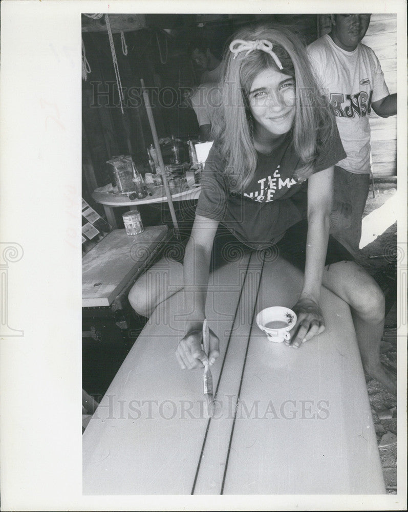 1968 Press Photo A young girl waxing her surf board - Historic Images