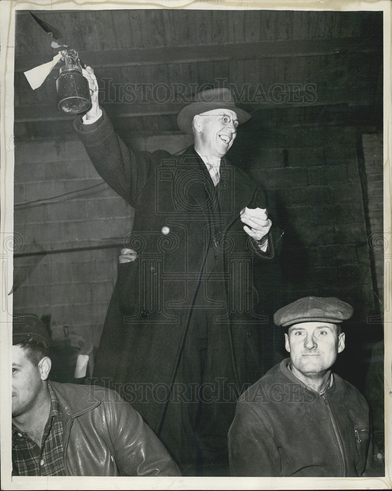 1945 Press Photo Emil Benhart Illinois auctioneer paint spray gun government - Historic Images