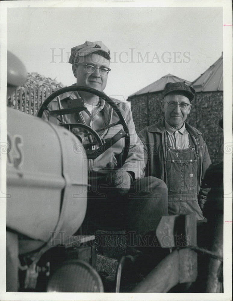 1964 Press Photo Xaver Schmid son Erwin farmland Cook County - Historic Images