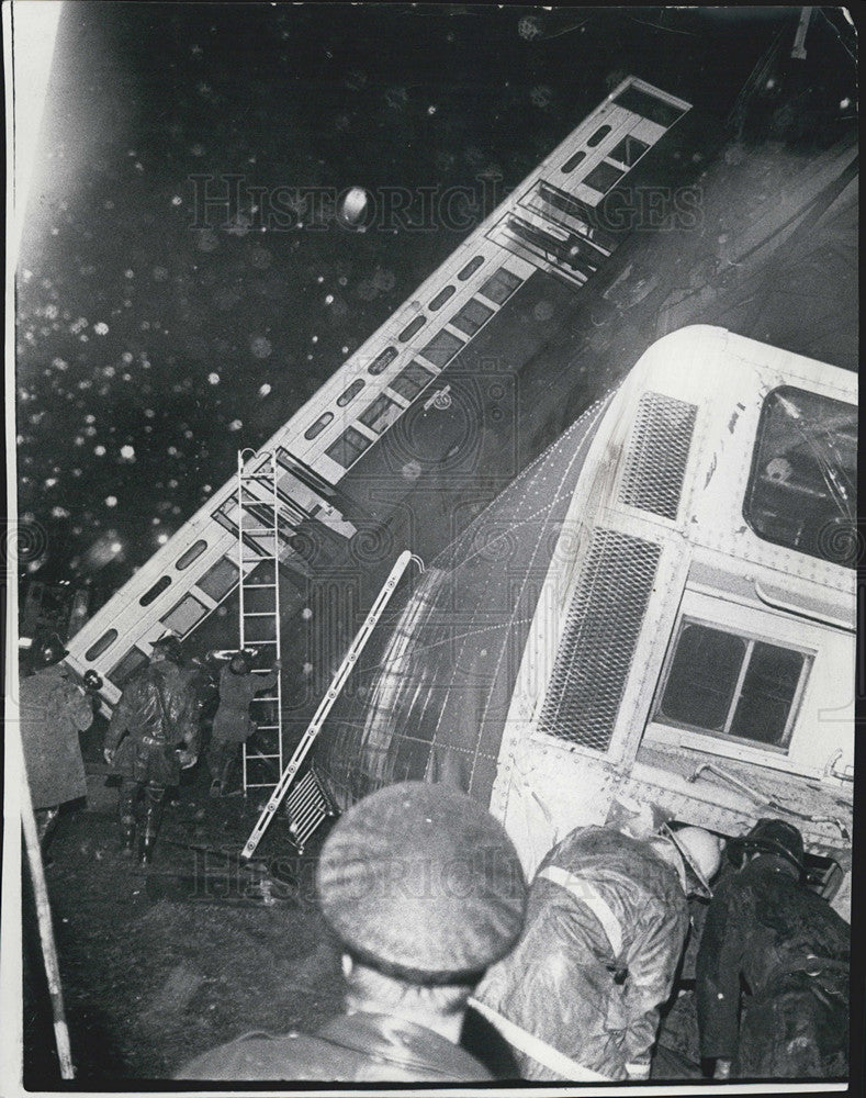 1972 Press Photo lead car L train ground jumped tracks 40th S. Wabash derail - Historic Images