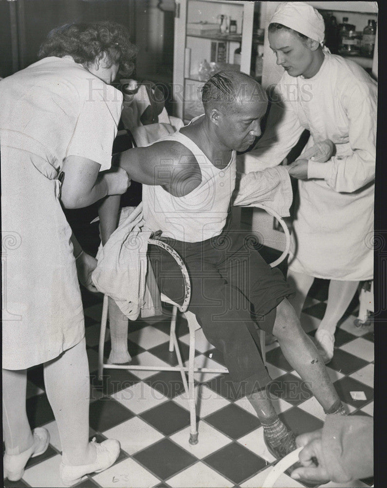 1946 Press Photo Virgil Crawford examined back injury Chicago Hospital L crash - Historic Images