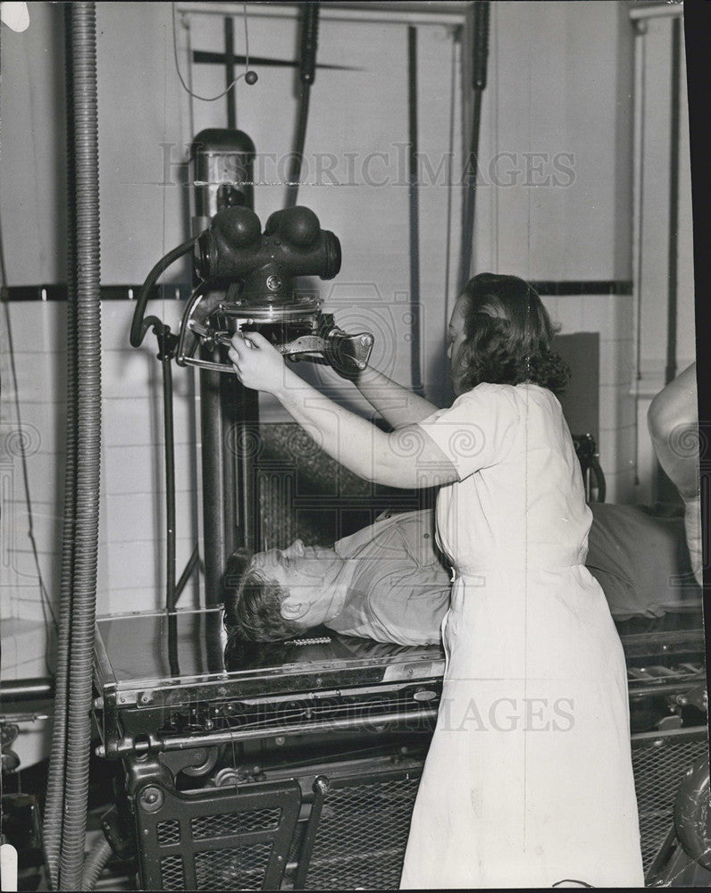 1946 Press Photo Peter Boylan x-rayed Chicago Hospital head injury - Historic Images