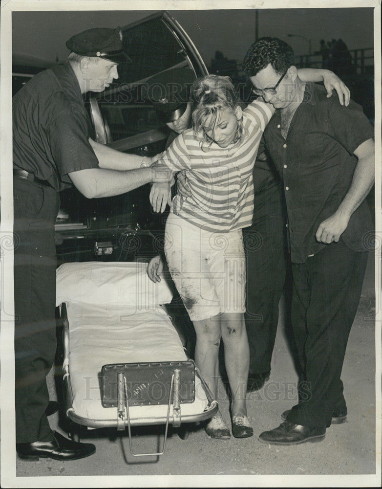 1964 Press Photo Karolyn Kuesis bank river safely car dropped 40 feet bridge - Historic Images