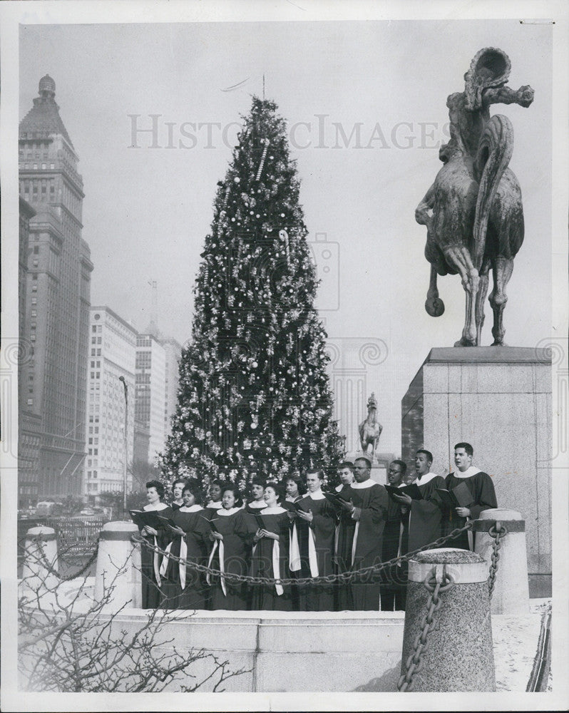 1958 Press Photo Roosevelt University chorus sings Christmas carols Chicago tree - Historic Images