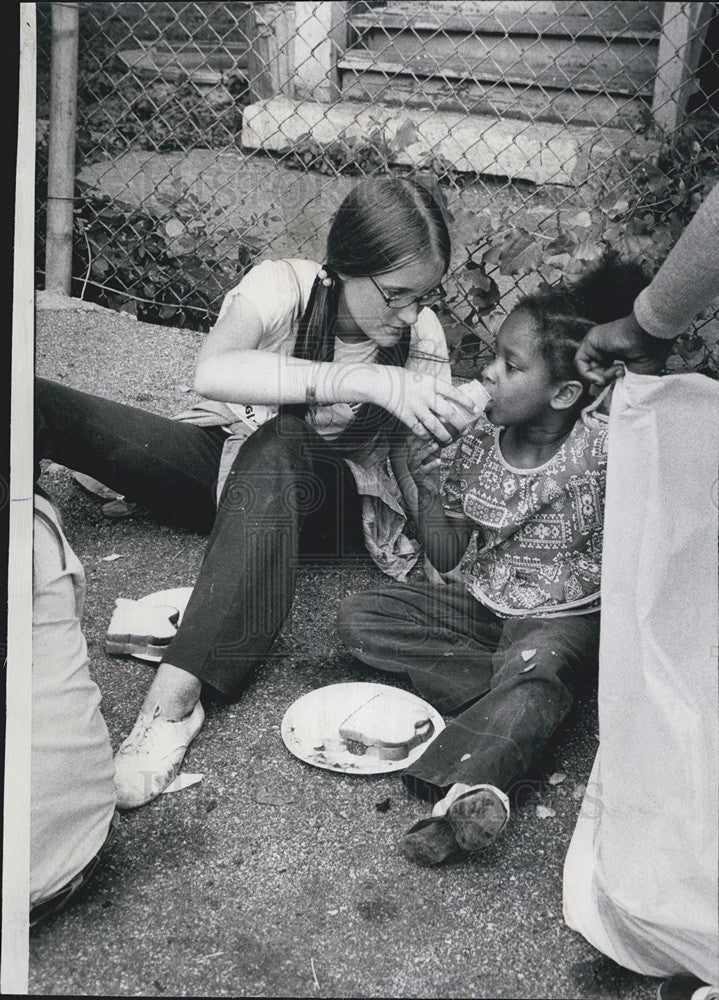 1973 Press Photo Linda Englehardt Tenera Woods Lunch Break Girl Scout Center - Historic Images