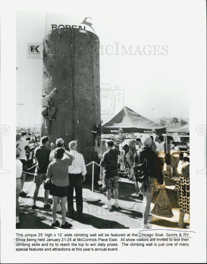 Press Photo of a crowd watching some rock climbers - Historic Images