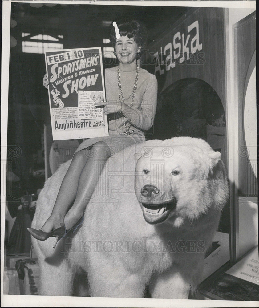 1963 Press Photo Ann Bailey Chicago polar bear Sportsmen&#39;s Vacation Trailer Show - Historic Images