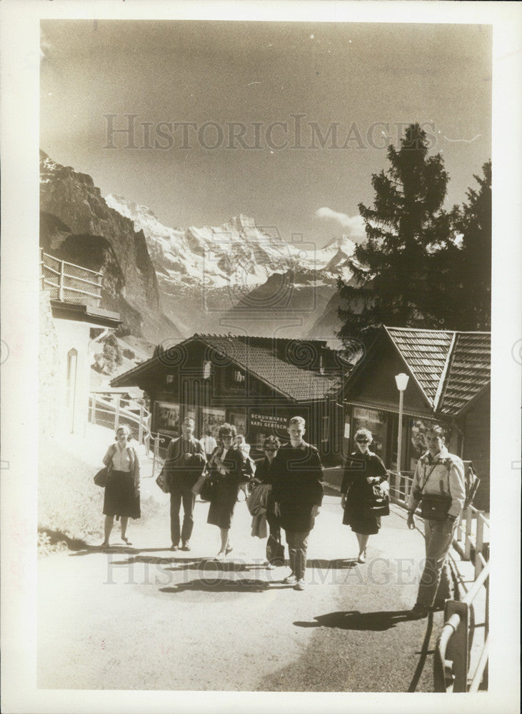 1967 Press Photo students hike Switzerland - Historic Images