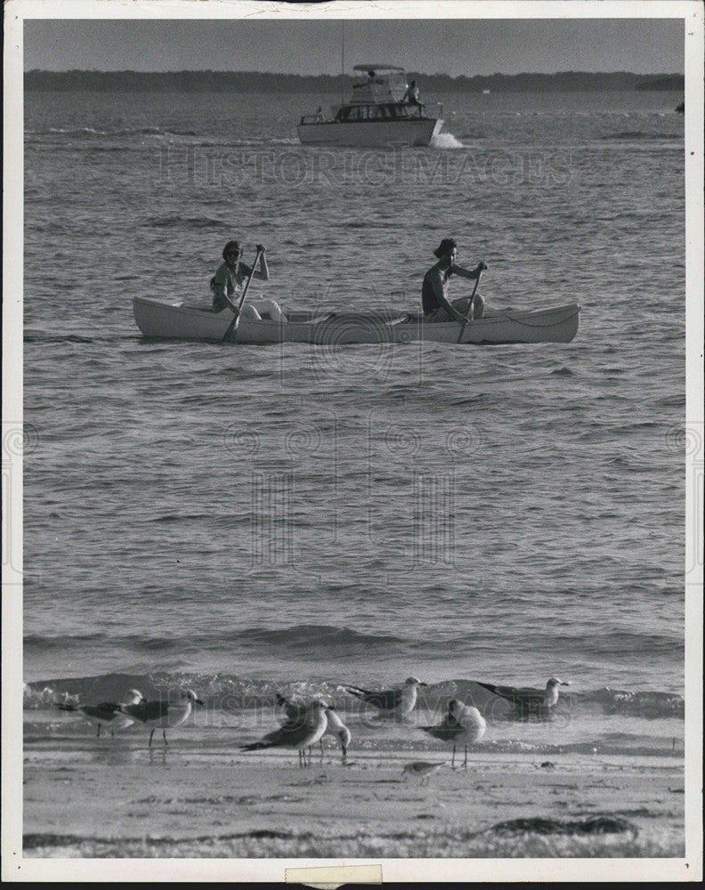 1970 Press Photo A girl &amp; boy paddle a canoe at Gulf of  Mexico - Historic Images