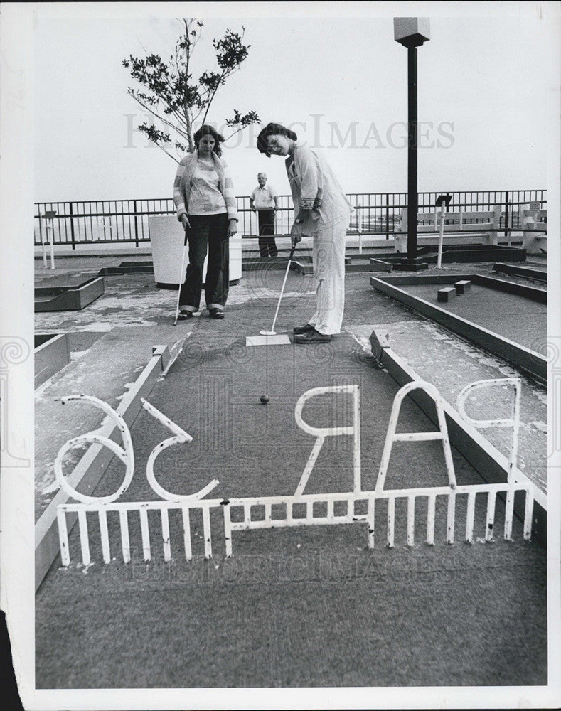 1977 Press Photo Sisters Mary &amp; Liz Morris Playing Putt Putt St Petersburg - Historic Images