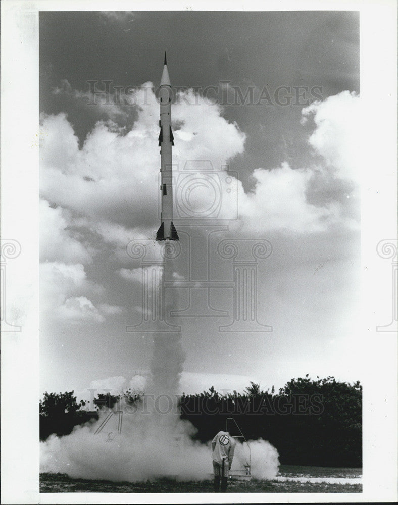 1987 Press Photo Lou Totone St. Petersburg rocket Altar II balsa wood paper - Historic Images