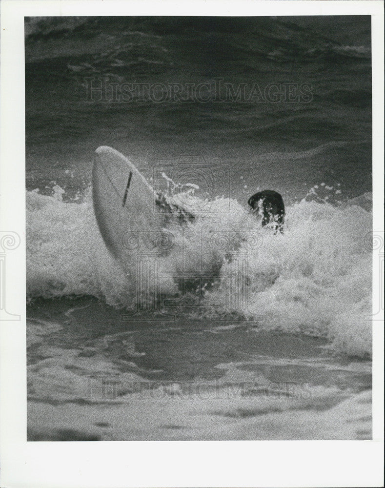 1980 Press Photo Bradley Fuchs Clearwater rides wave spill surfer bay area - Historic Images