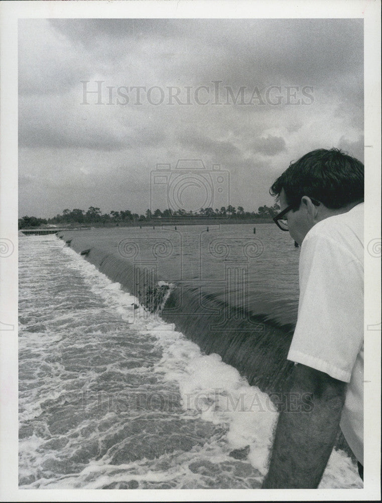 1970 Press Photo Crawford inspects Reservoir Dam heavy rains - Historic Images