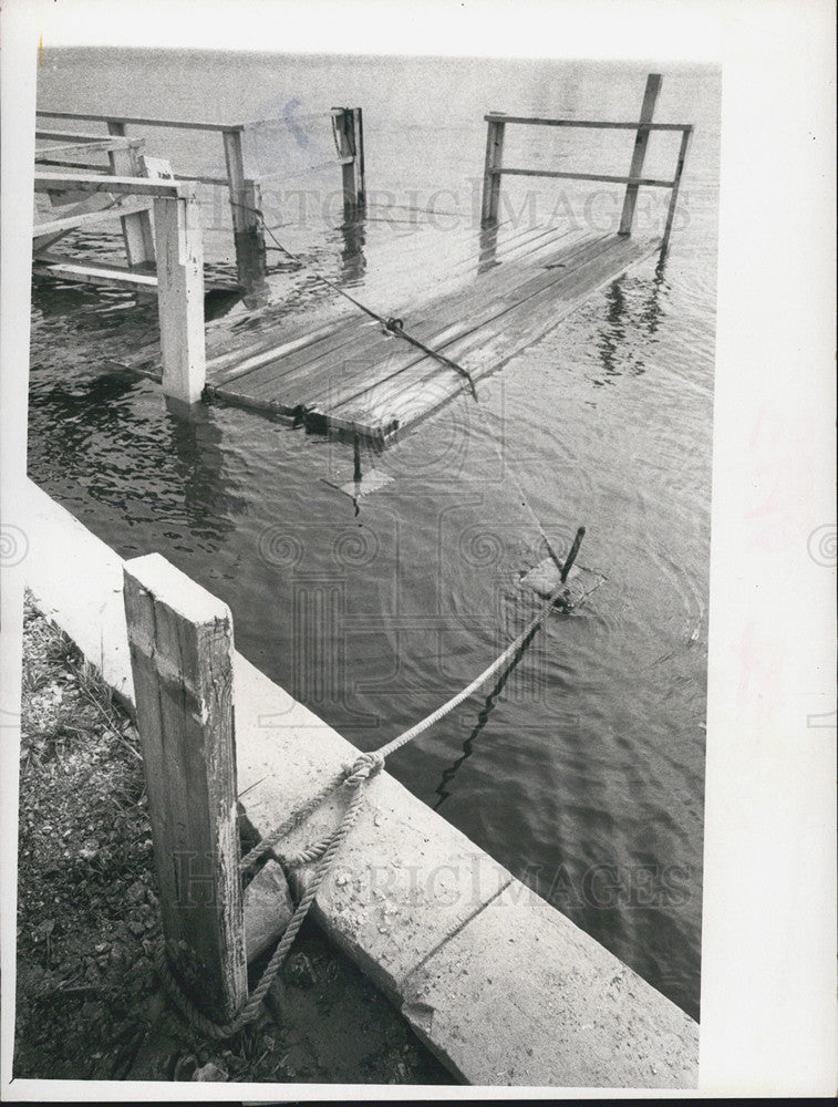 1972 Press Photo Dock hangs rope Coffee Pot Bayou Hurricane Agnes - Historic Images