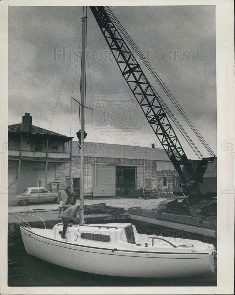 1968 Press Photo unstepping mast Bayboro Marina Hurricane Abby - Historic Images