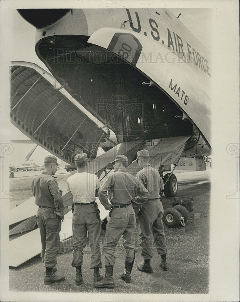 1965 Press Photo US Air Force loading supplies to a US Cargo Plane - Historic Images