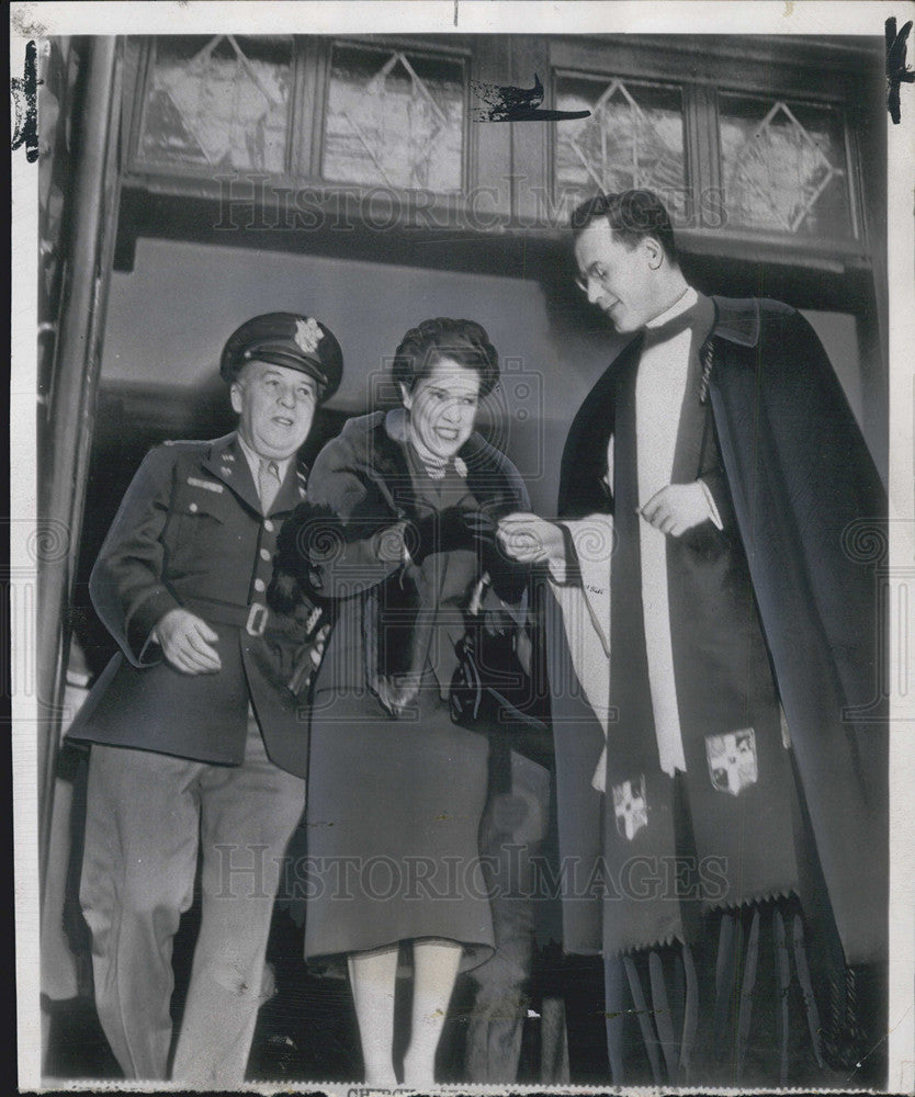 1951 Press Photo Mrs Douglas MacArthur extends hand to Rev William Chase - Historic Images