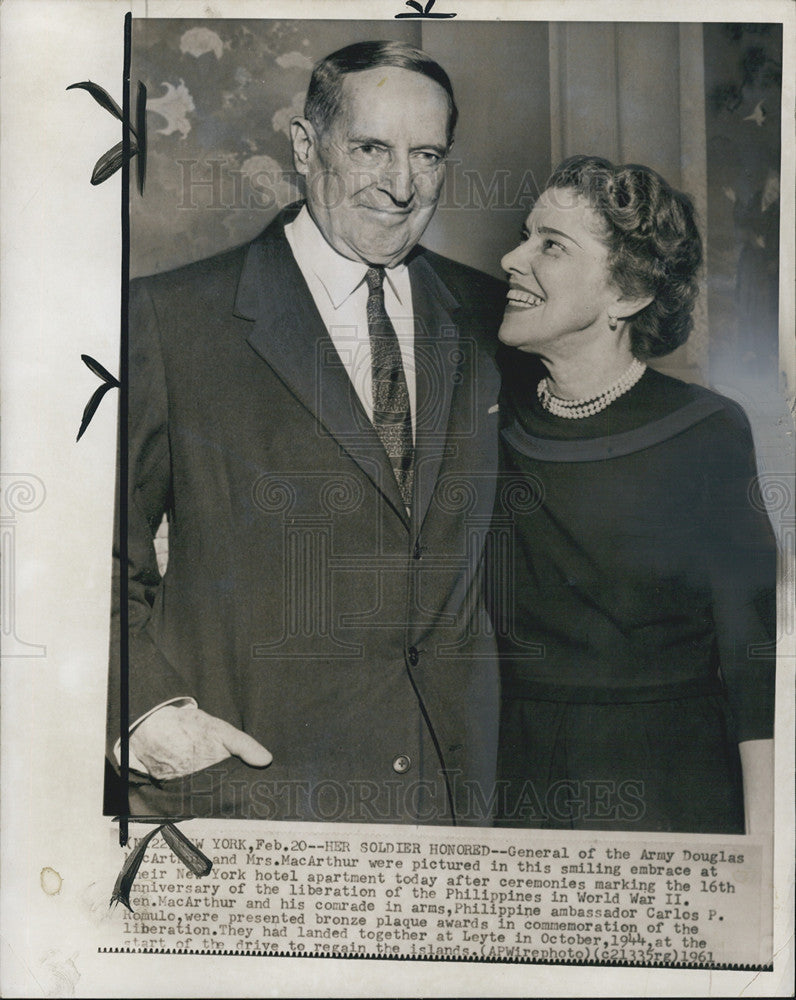 1961 Press Photo Gen Douglas McArthur and his wife at their NY apartment - Historic Images