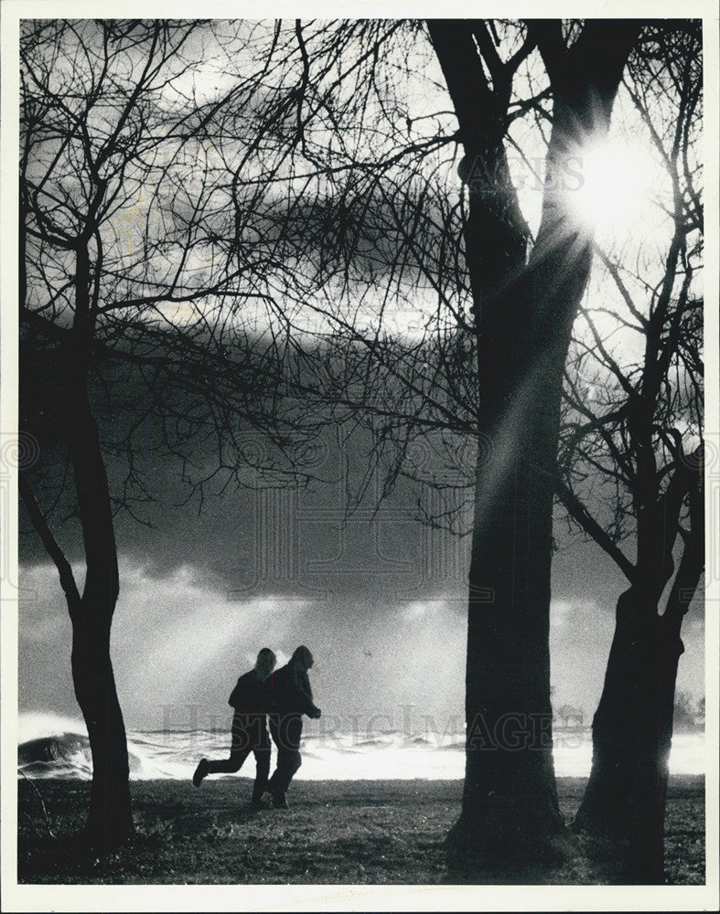 1985 Press Photo Two Joggers near Foster Avenue Chicago Despite Cold Weather - Historic Images