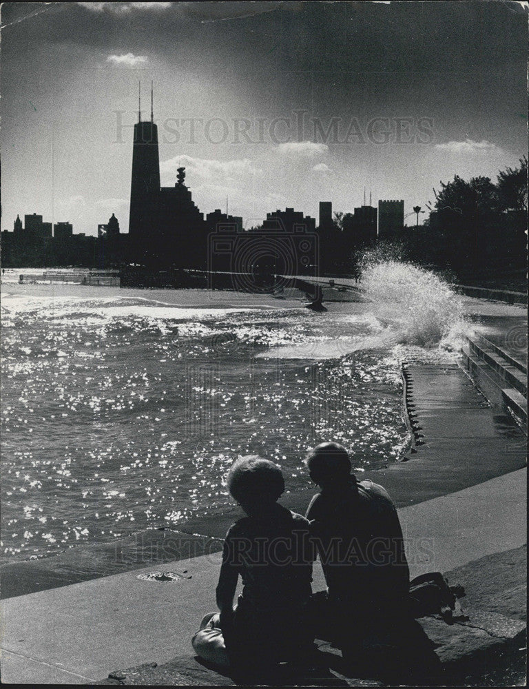 1971 Press Photo Couple Sitting at Lake Michigan Chicago - Historic Images