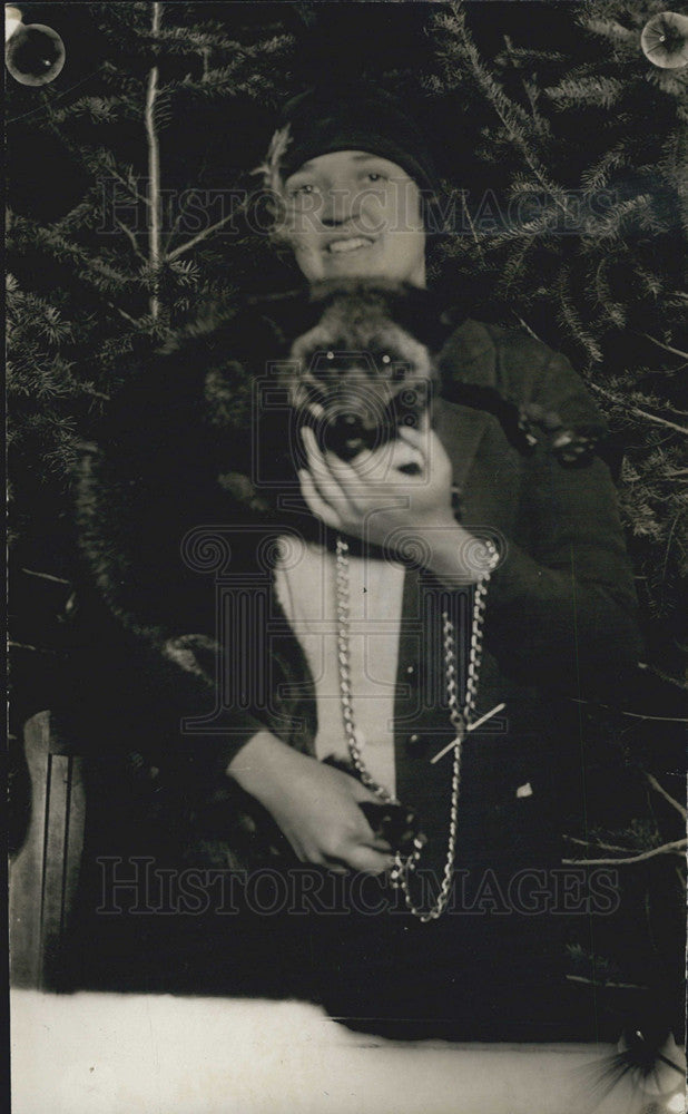 1927 Press Photo Woman Fox Fur Neck Scarf Look-Like Live Animal Leash - Historic Images