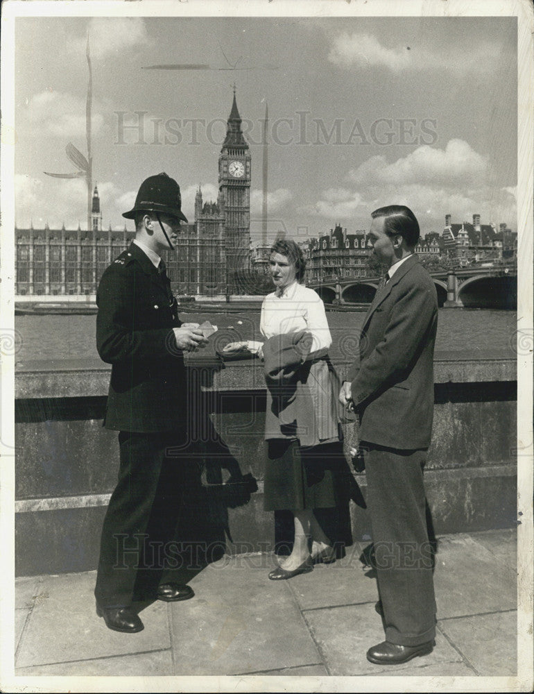 1957 Press Photo London Visitors, Big Ben in the Background - Historic Images